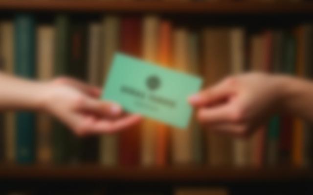 Manos entregando una tarjeta de lealtad con un fondo de libros en Horas Verdes